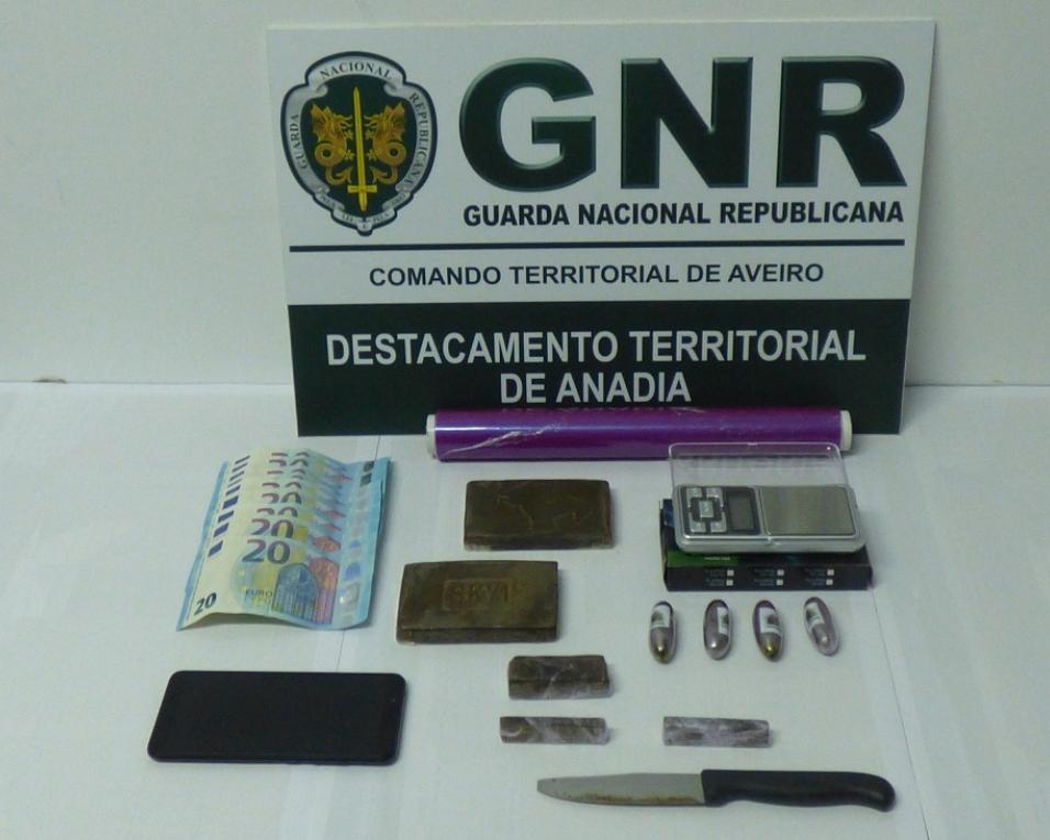 GNR de Sangalhos deteve suspeito de tráfico de estupefacientes.