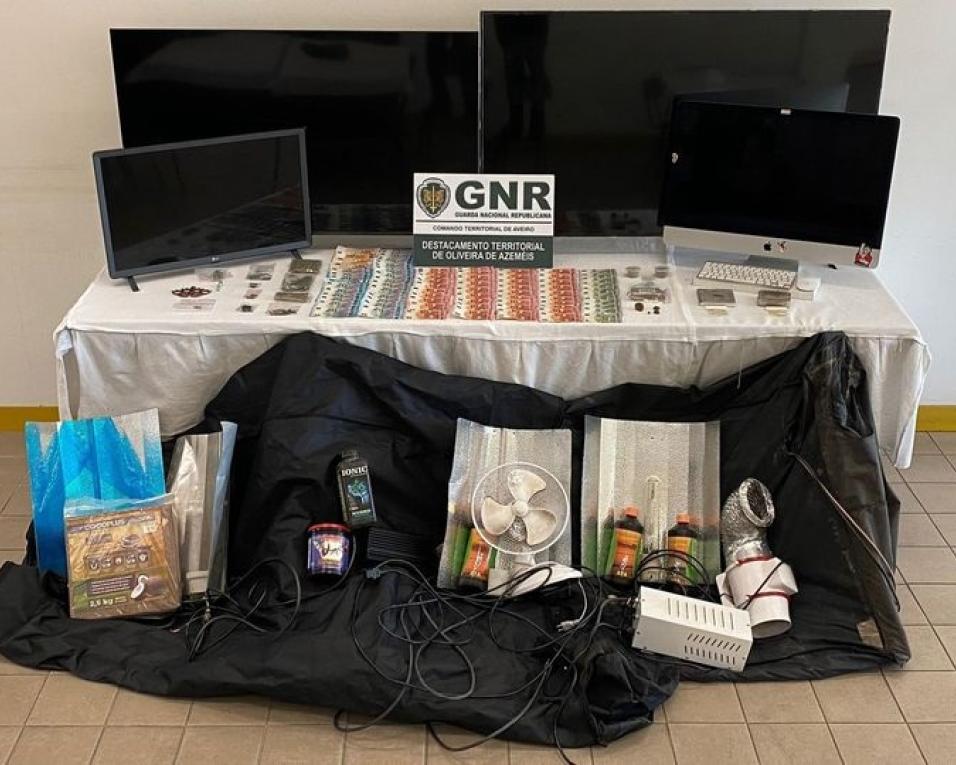 Oliveira de Azeméis: GNR deteve dois homens por tráfico de estupefacientes. Oliveira de Azeméis: GNR deteve dois homens por tráfico de estupefacientes.