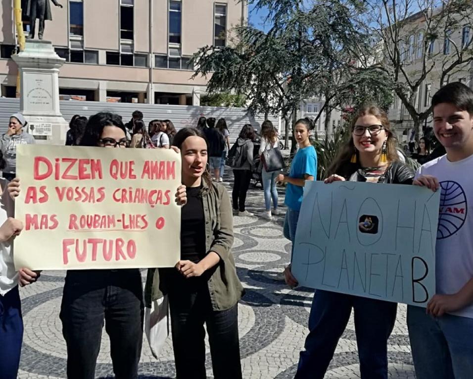 Estudantes exigem dos políticos maior compromisso ambiental.