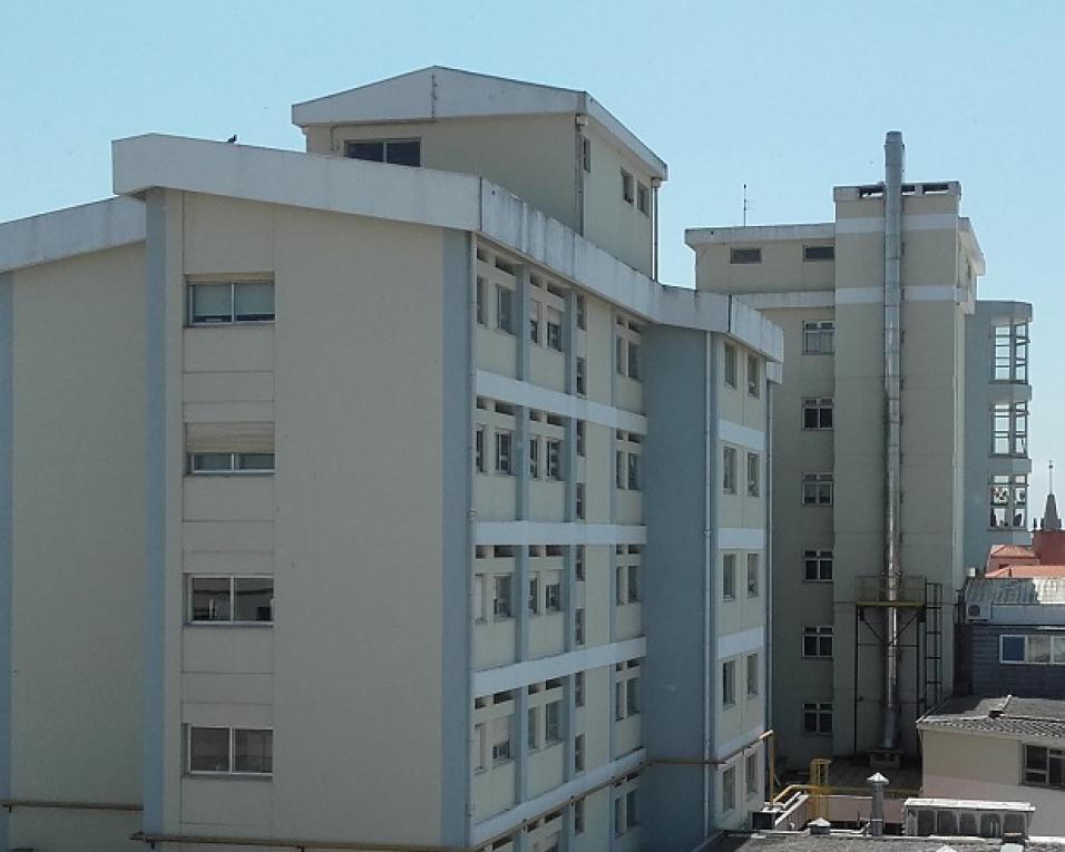 Centro Hospitalar assegura que médicos da urgência têm formação adequada.