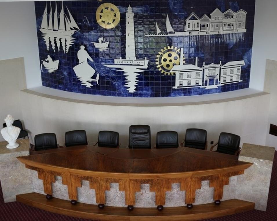 Ílhavo: Executivo em reunião privada.