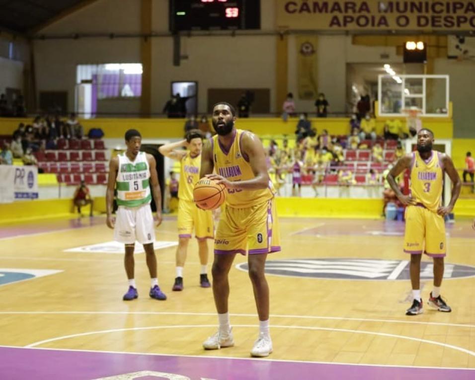 Basquetebol: Illiabum perde no arranque. Nuno Manarte preocupado com a defesa.