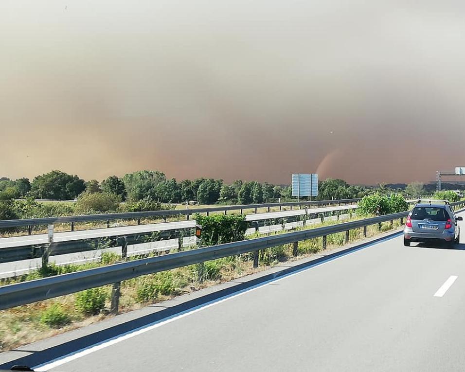 Grande coluna de fumo em Aveiro. Incêndio em Águeda próximo de povoações.