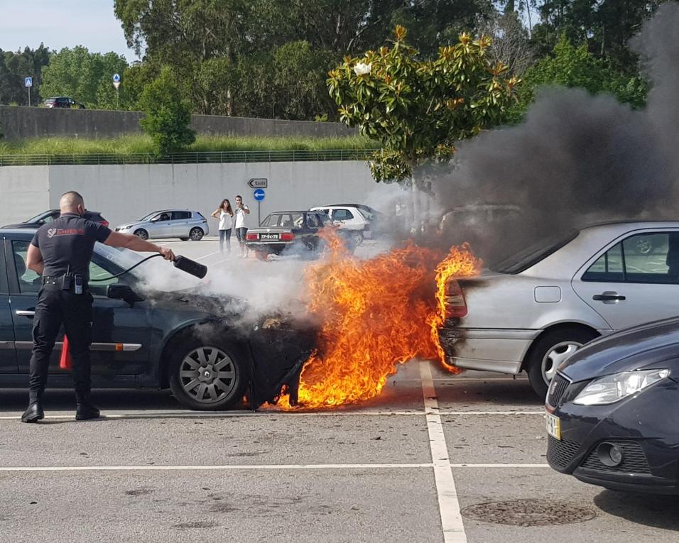 Incêndio 'queima' dois carros junto a Hiper da Feira.