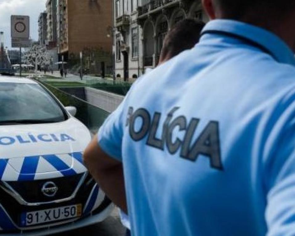 PSP prende homem que agrediu agentes na via pública.