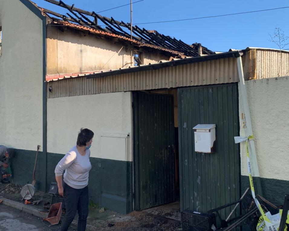 Duas famílias perderam teto e roupa em incêndio no centro de Oiã.