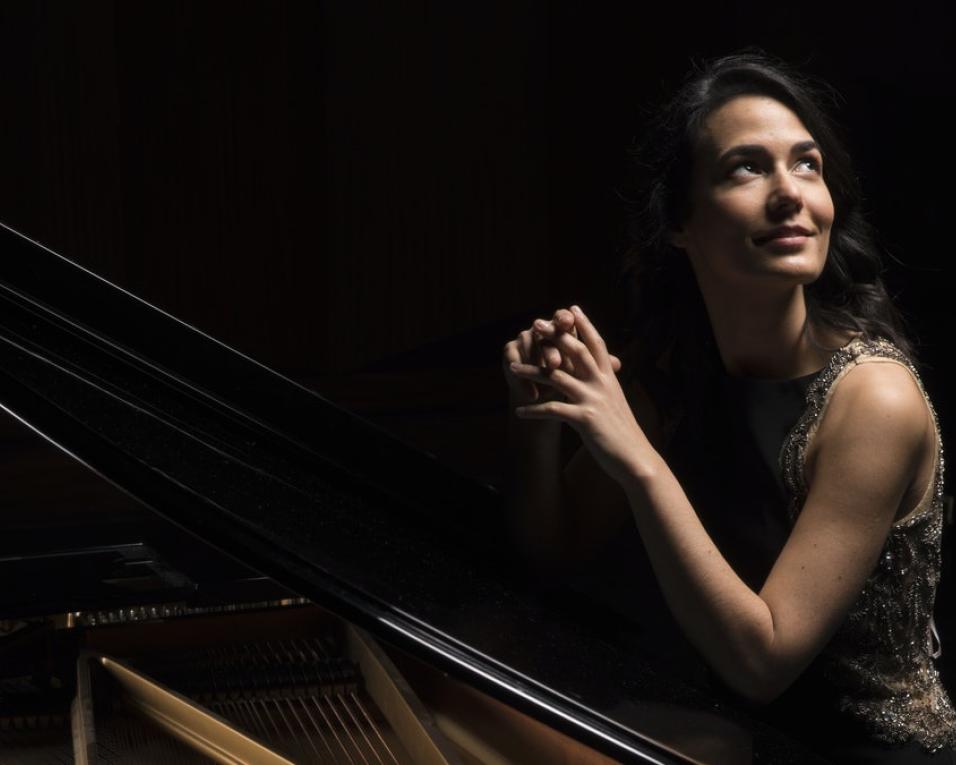 Pianista Inês Filipe celebra Abril ao piano no Teatro Nacional do Panamá.