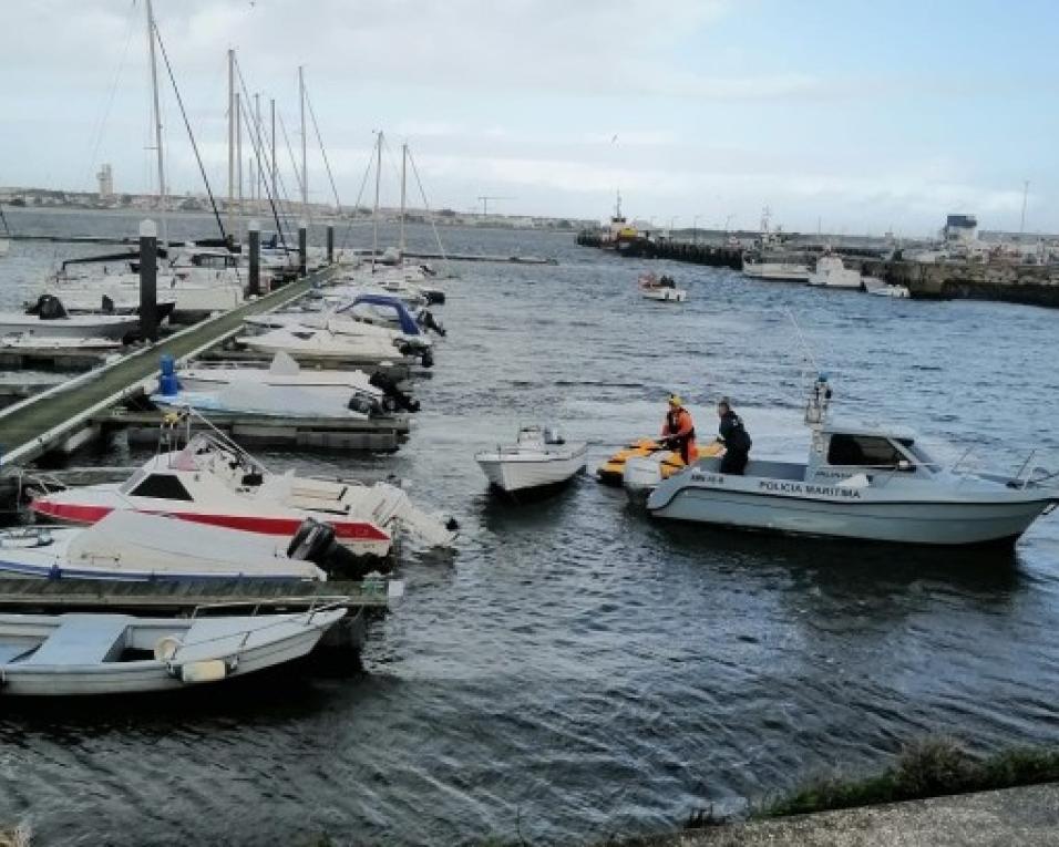 Gafanha da Nazaré: Jovem resgatado após queda à água junto à lota.