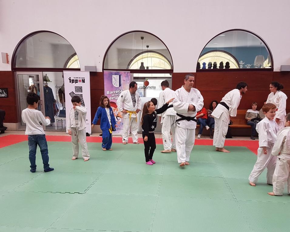 Aveiro com demonstrações de judo na Feira de Março e no mercado.