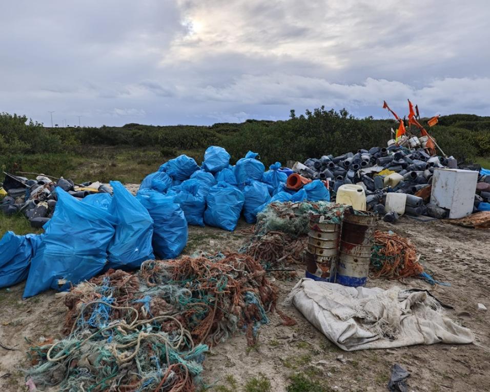 A Brigada do Mar recolheu cerca de 4 toneladas de resíduos no areal de São Jacinto a Cortegaça.