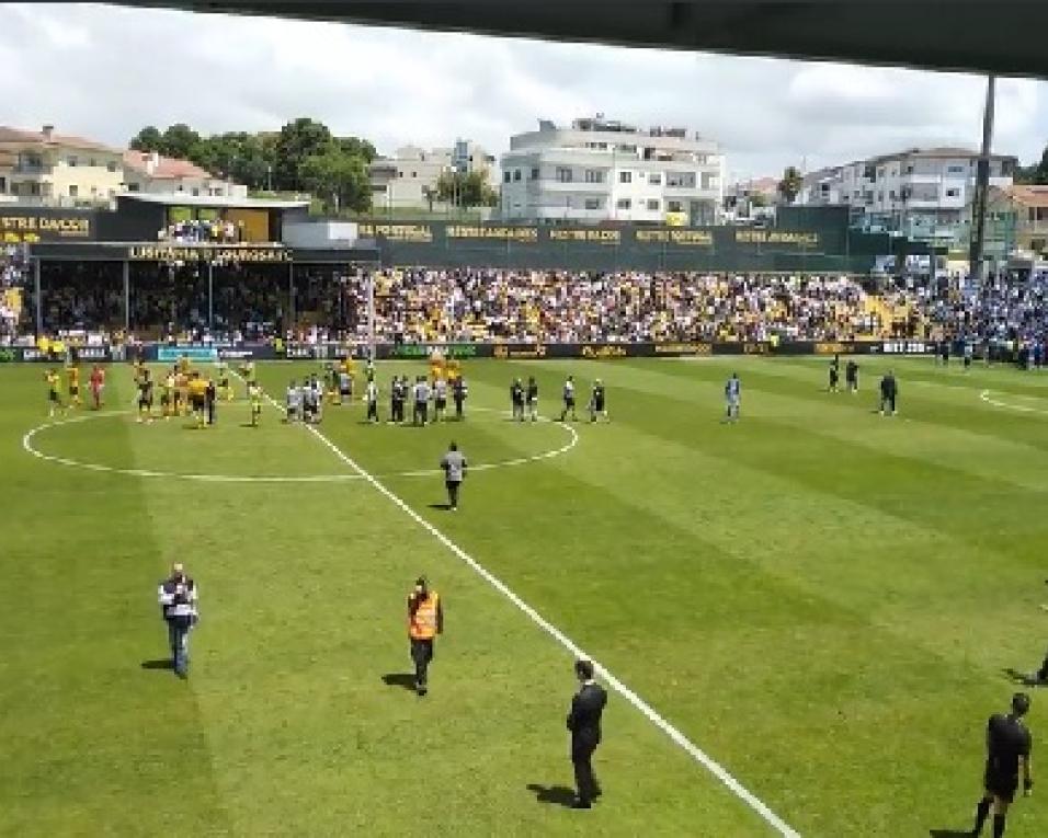 Lourosa ganha vantagem na corrida por vaga nos campeonatos profissionais de futebol.