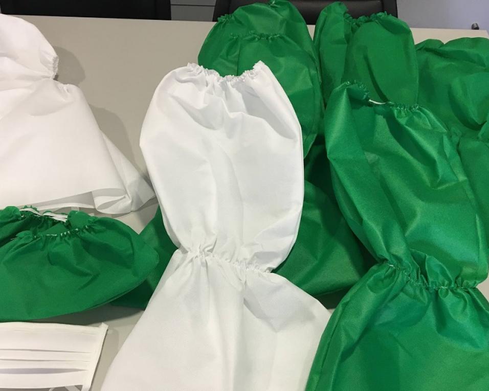 Voluntárias da Liga Contra o Cancro produzem equipamento de proteção individual.