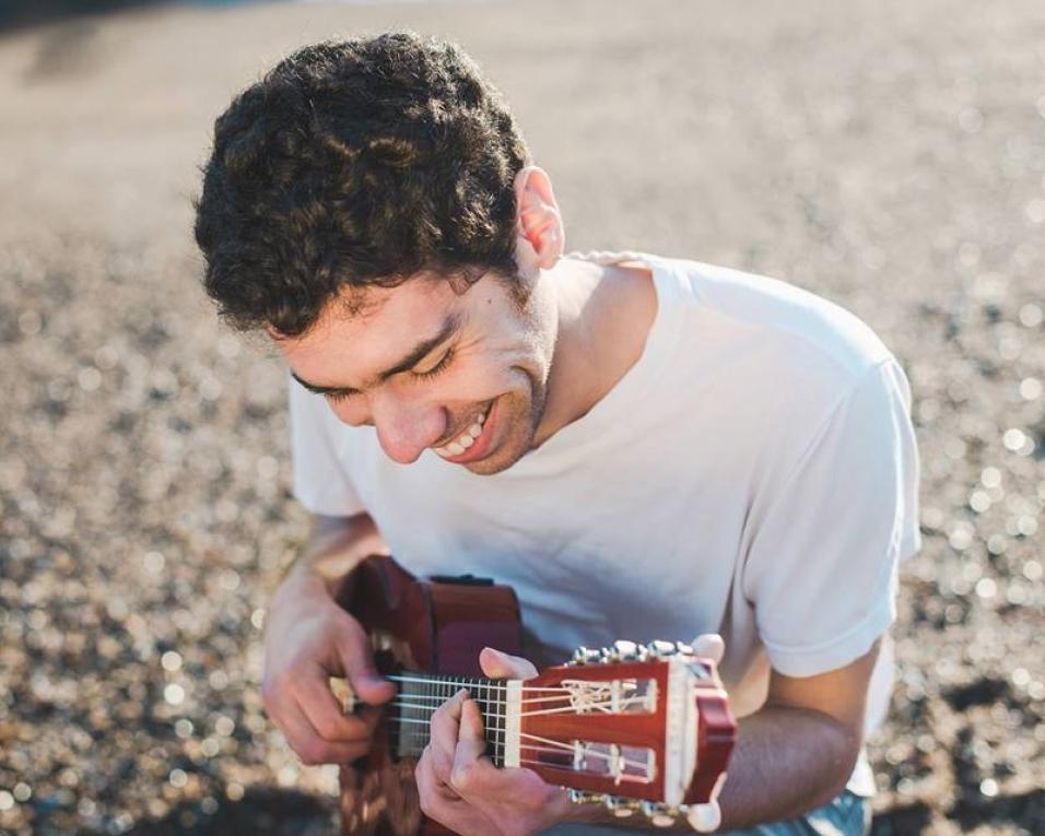 Brasileiro Luca Argel em mais uma Quinta no Convés da Fábrica das Ideias da Gafanha da Nazaré.
