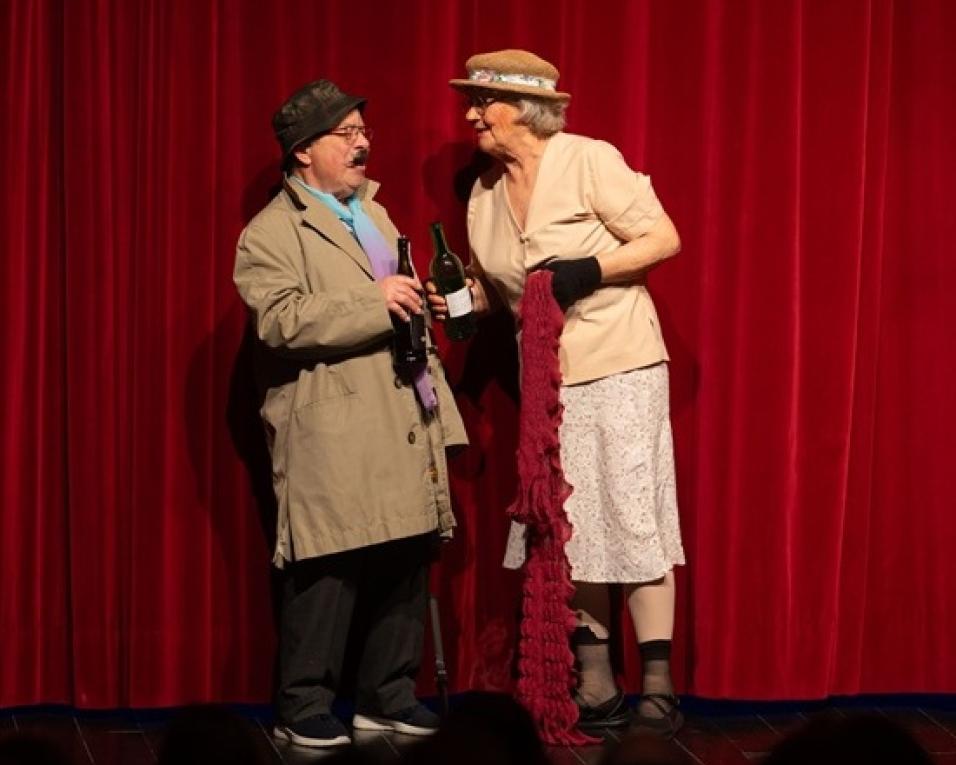 grupo de teatro maior idade celebra 10º aniversário