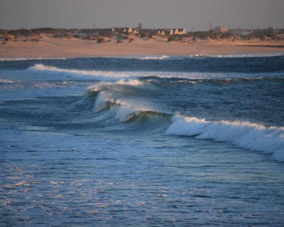 Jovem em risco resgatada do mar em zona de praia não vigiada.