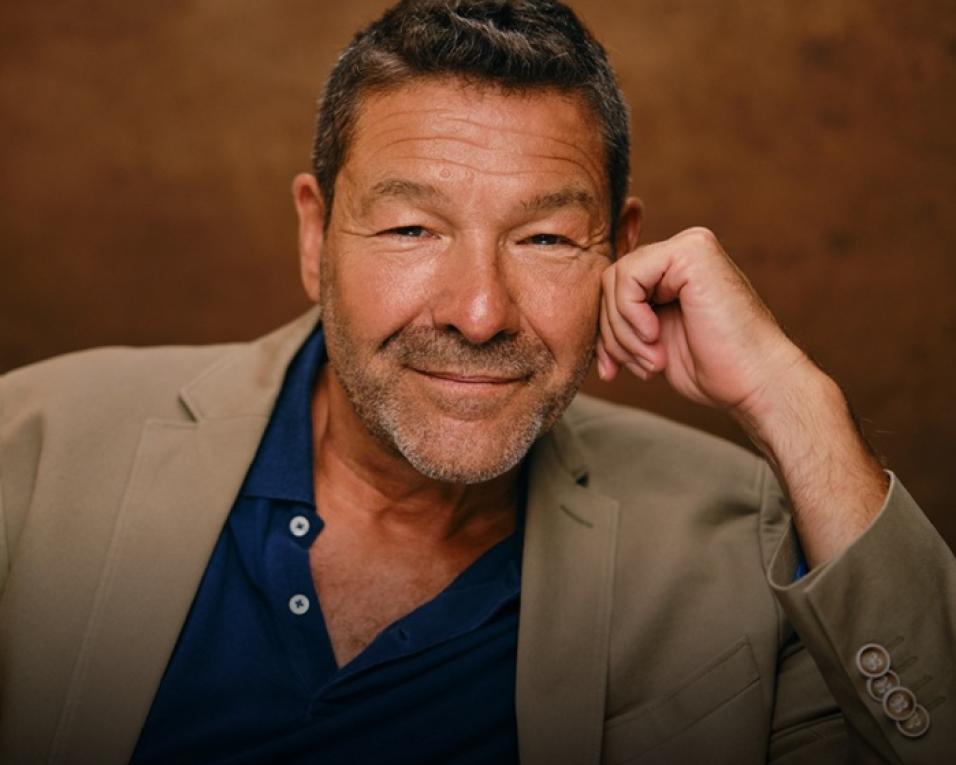 Marcantonio del Carlo partilha contos tradicionais no Cineteatro Alba.