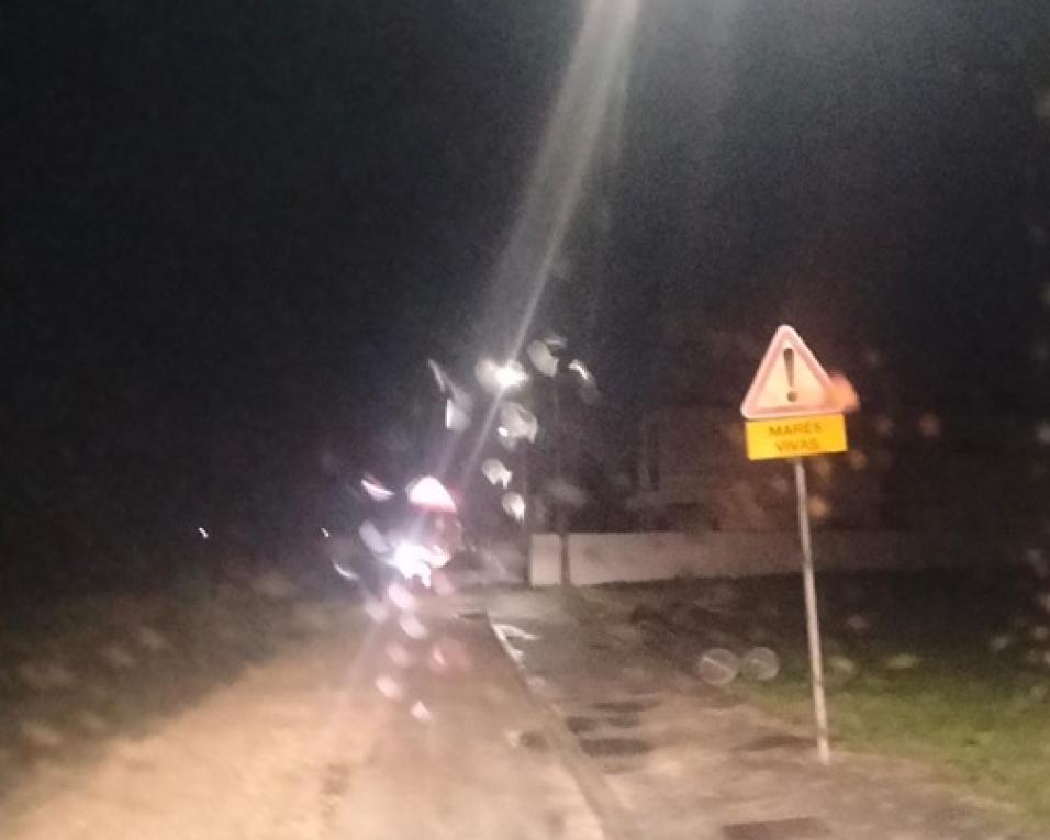 O mau tempo vai manter-se e o aviso meteorológico continua em vigor. Depressão Leonardo não provcou danos mas deixa condicionamentos.  Passagem de um sistema frontal ativo, com chuva persistente, possibilidade de acumulados significativos em curto espaço de tempo e maior risco de acumulações de água e inundações localizadas. A noite não provocou danos de maior além das consequências já conhecidas dos últimos dias, com algumas vias condicionadas à circulação e restrições em locais próximos de linhas de água.