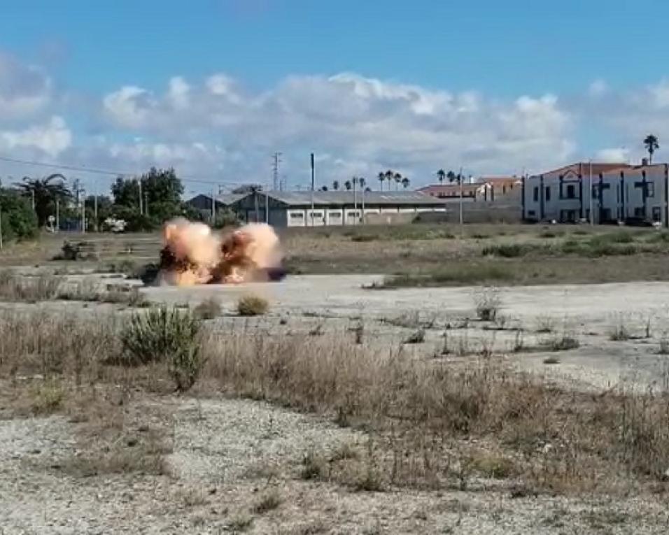 Mergulhadores da Marinha inativam dois engenhos de sinalização encontrados no Furadouro.