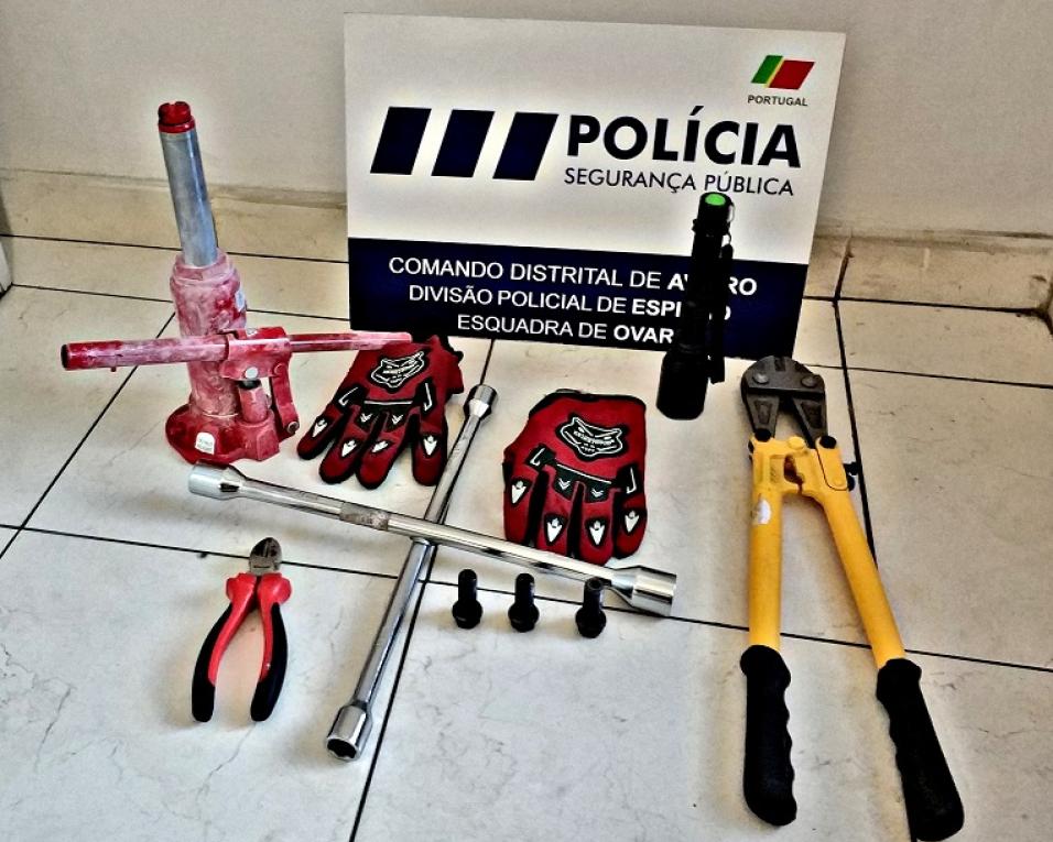 PSP: Identificados dois homens e recuperados pneus furtados.