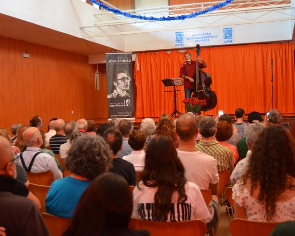 Eixo: Miguel Calhaz celebrou Abril no auditório de Horta.