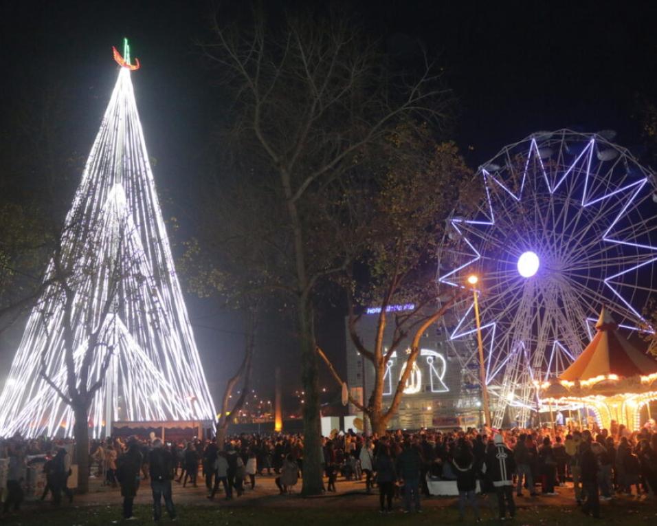 Aveiro já iniciou a instalação de iluminações de Natal.