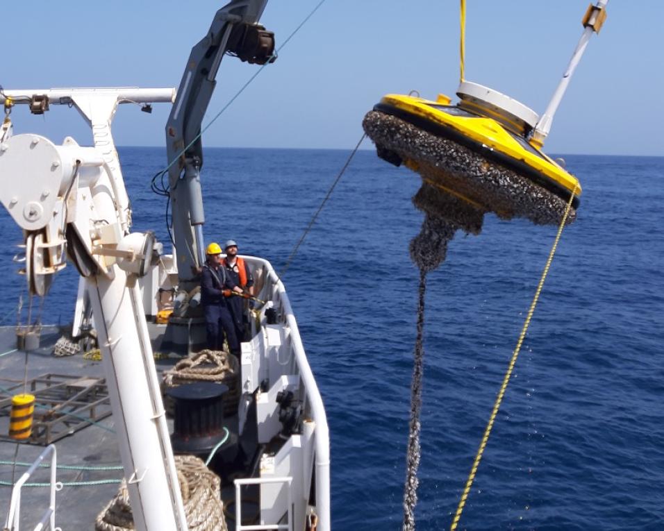 Navio da marinha em estudo sobre fundos marinhos e microplásticos no mar na região centro.