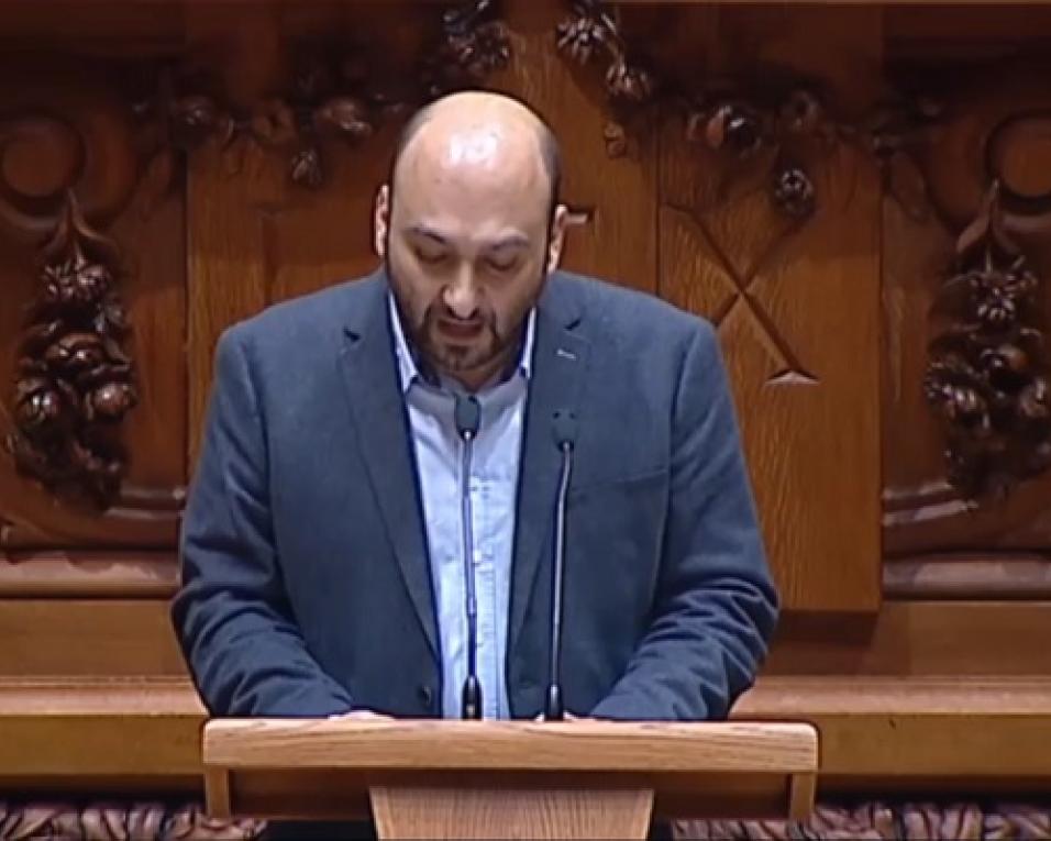 Parlamento: Nelson Peralta questiona finanças sobre retirada de amianto das escolas.