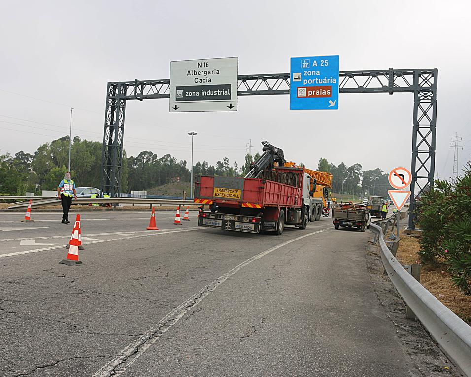 Foram renovados os pórticos na Avenida Europa.