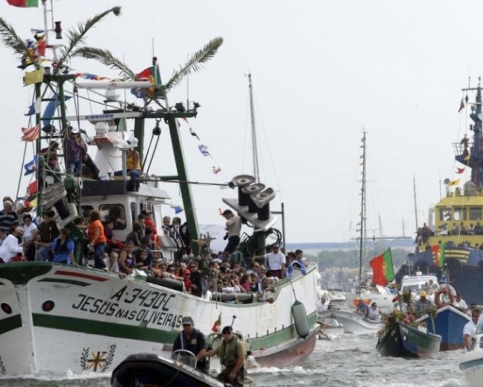Gafanha da Nazaré: Etnográfico afirma-se desiludido com o nível de apoio que a administração do Porto de Aveiro dispensa à festa em honra de Nossa Senhora dos Navegantes. Gafanha da Nazaré: Etnográfico afirma-se desiludido com o nível de apoio que a administração do Porto de Aveiro dispensa à festa em honra de Nossa Senhora dos Navegantes.