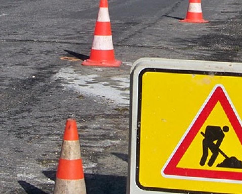 Obras na rede de águas obriga a desvio de trânsito na zona da Rotunda do Botafogo.