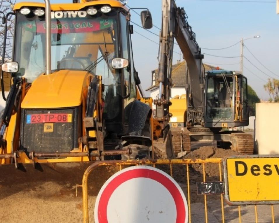 Obras de saneamento no coração da Gafanha de Aquém cortam rua da Mota.