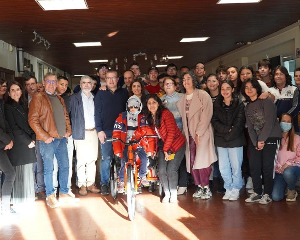 Oliveira do Bairro: Comunidade escolar e autarquia garantem bicicleta adaptada para jovem.