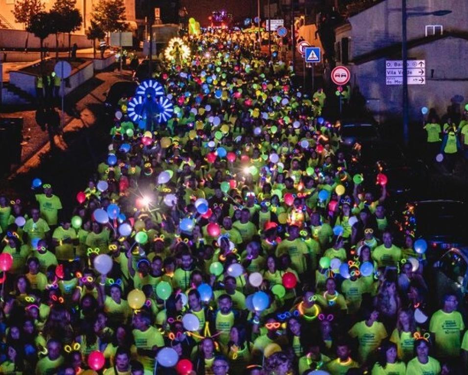 Oliveira do Bairro: Caminhada noturna para ajudar os bombeiros.