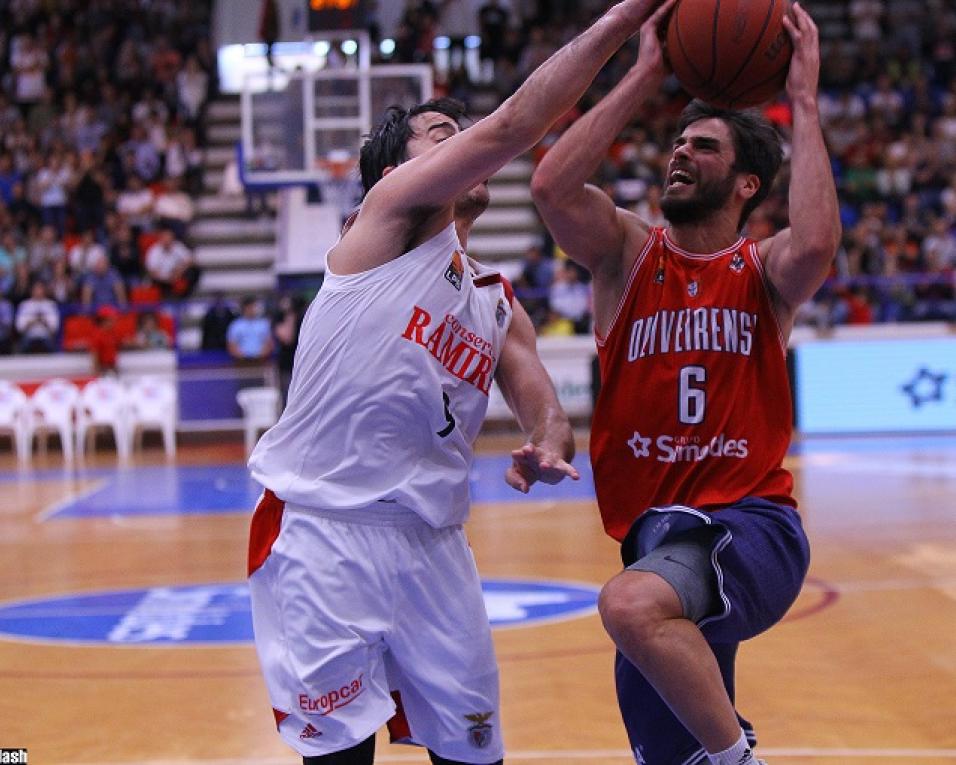 Basquetebol: Oliveirense em vantagem recebe Benfica no segundo jogo da final.
