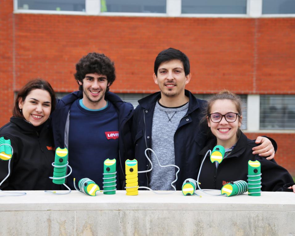 Crianças marroquinas recebem lanternas feitas por estudantes da UA.