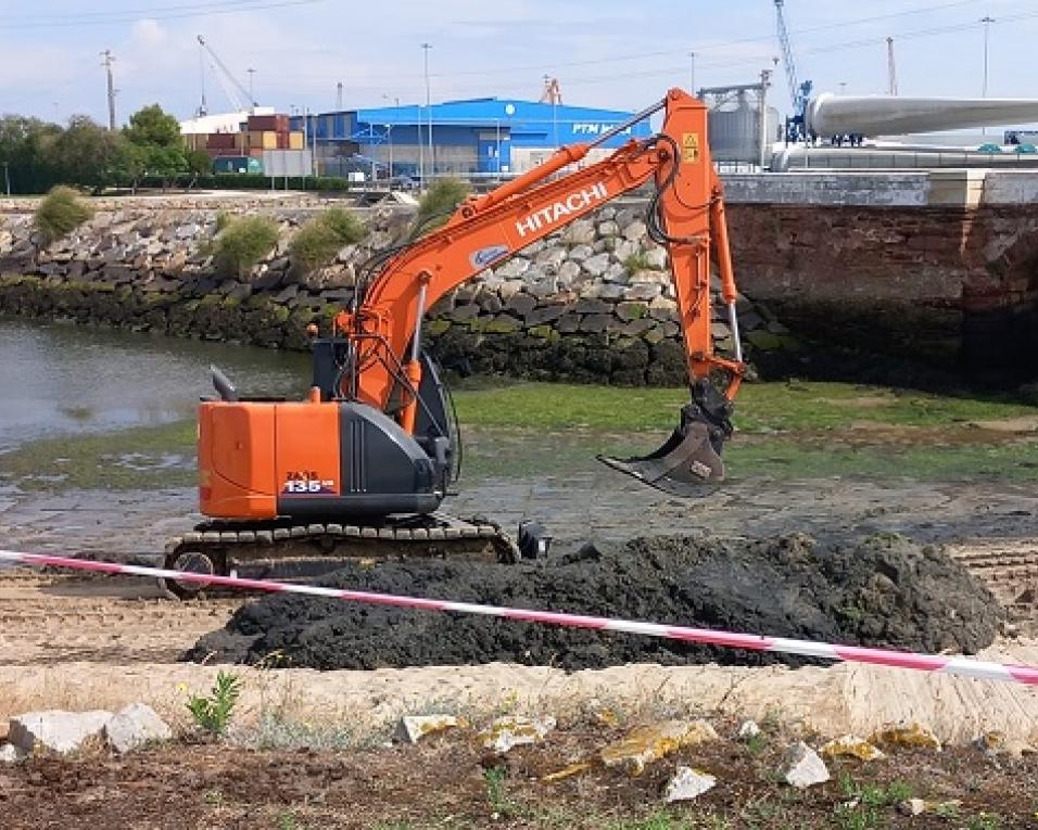 Autarquia tem em curso limpeza e renovação de areia da praia do Oudinot. 