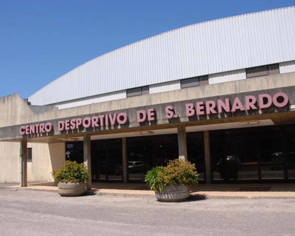 Obra do pavilhão de São Bernardo está concluída. Permuta entre Câmara e Monpetio pode avançar. 