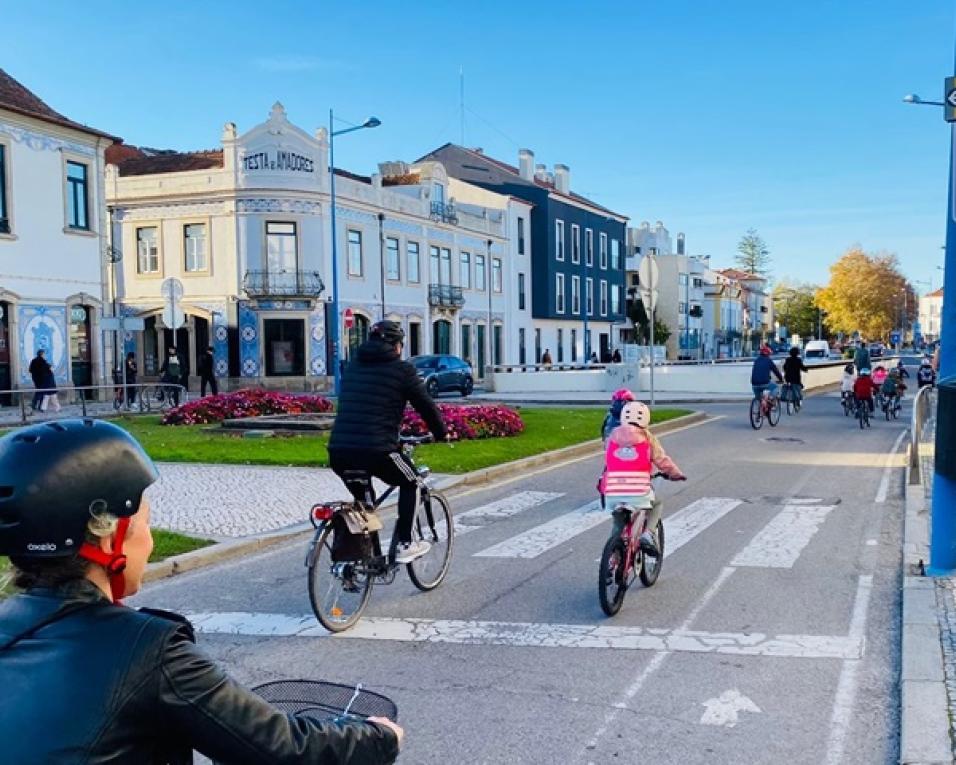 Programa de Mobilidade Escolar Ativa da Ciclaveiro assinala final do ano letivo em passeio pela cidade.