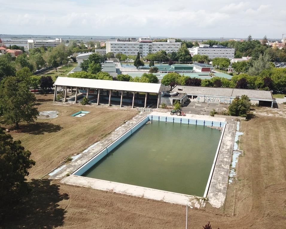Aveiro: Sábado investiga ligações familiares e valorização de terrenos das antigas piscinas.