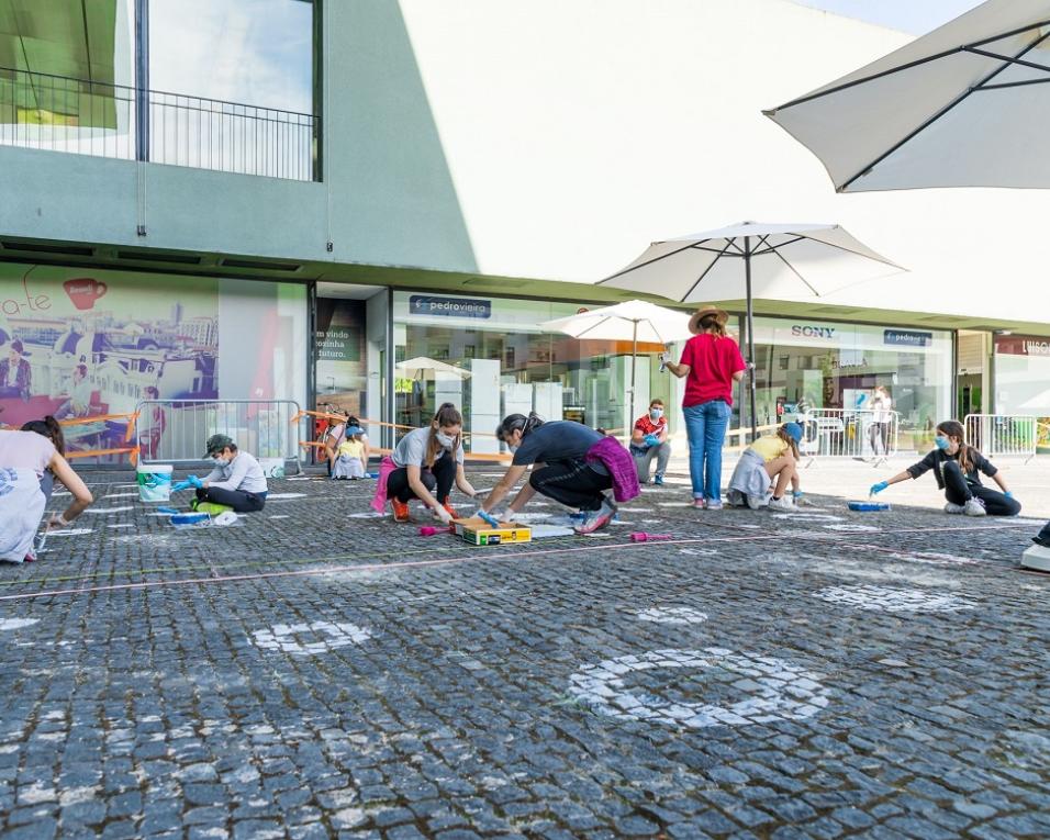 Planteia em pinturas no chão da Praça da Casa da Cultura de Ílhavo.