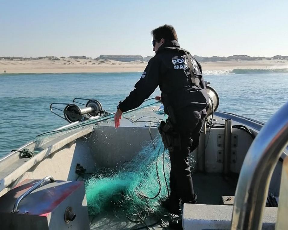 Polícia Marítima apreendeu redes de pesca em zona de desportos náuticos na praia na Barra.