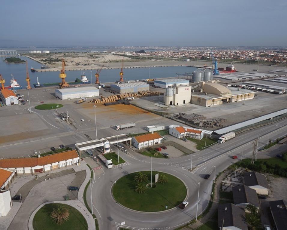 Pedro Nuno e Alberto Souto de visita ao Porto de Aveiro.