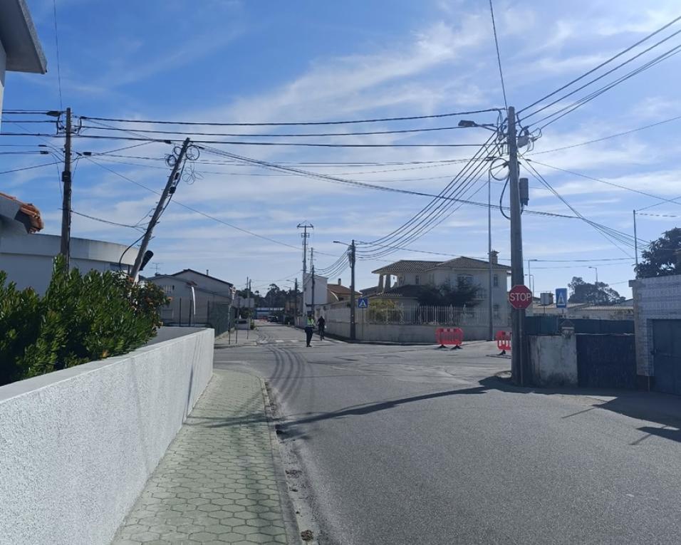 Veículo com grua derrubou postes de telecomunicações.