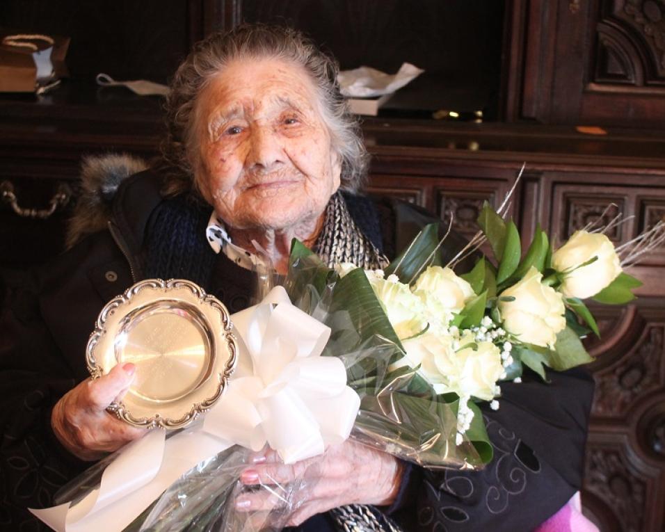 Murtosa canta os parabéns a mulher centenária.
