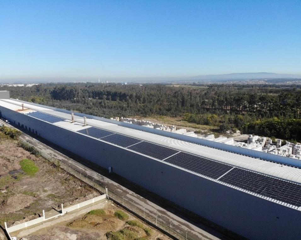 Primus Vitória instala central solar fotovoltaica na cobertura da fábrica.