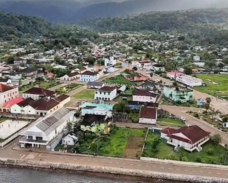 Ribau Esteves em visita à Ilha do Príncipe.