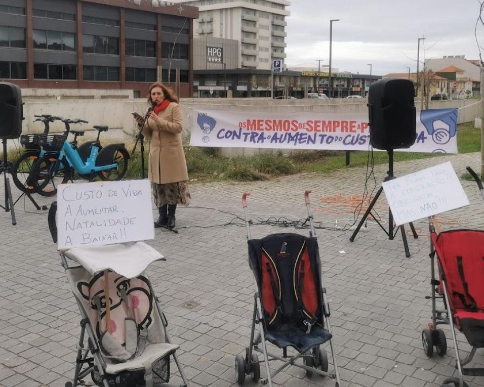 Coletivos na rua protestam contra perda de rendimentos.