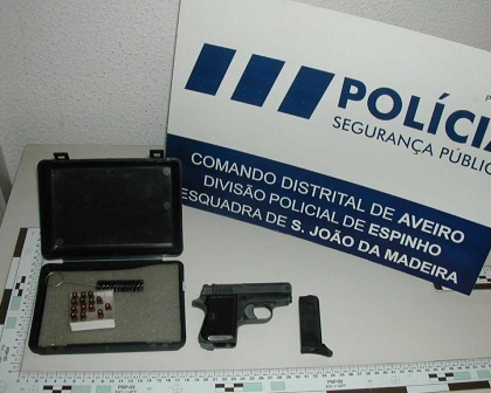 PSP identifica portador de arma proibida, em Aveiro, e deteve homem na posse de arma de fogo em São João da Madeira.