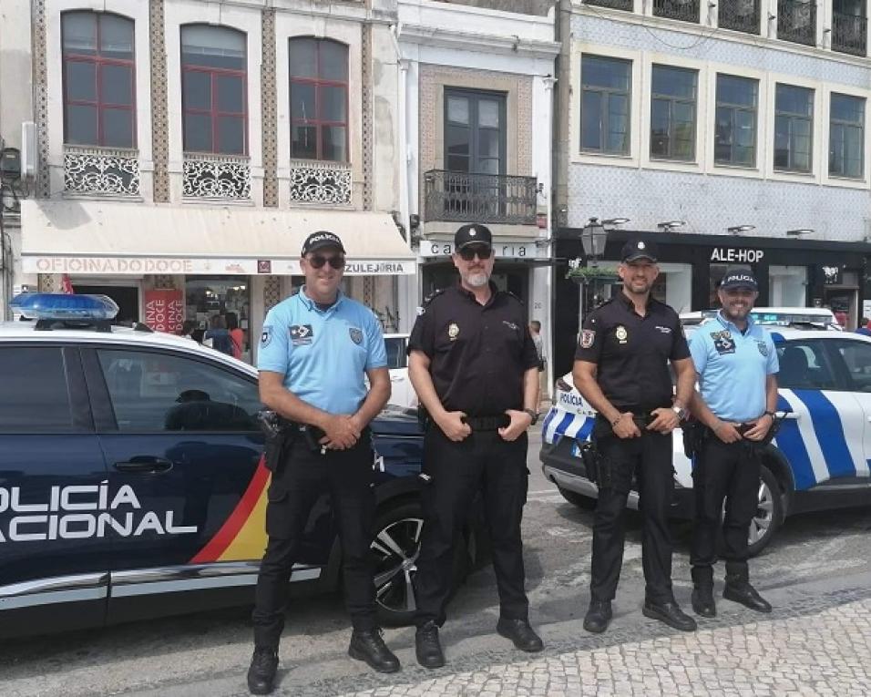 Aveiro: Agente Francês apoia PSP no policamento no centro da cidade.