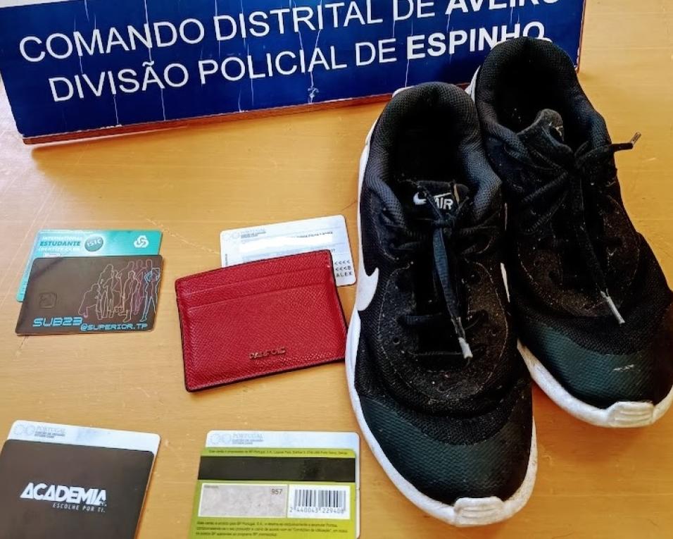 PSP de Espinho deteve mulher suspeita de subtrair dinheiro a idosos.